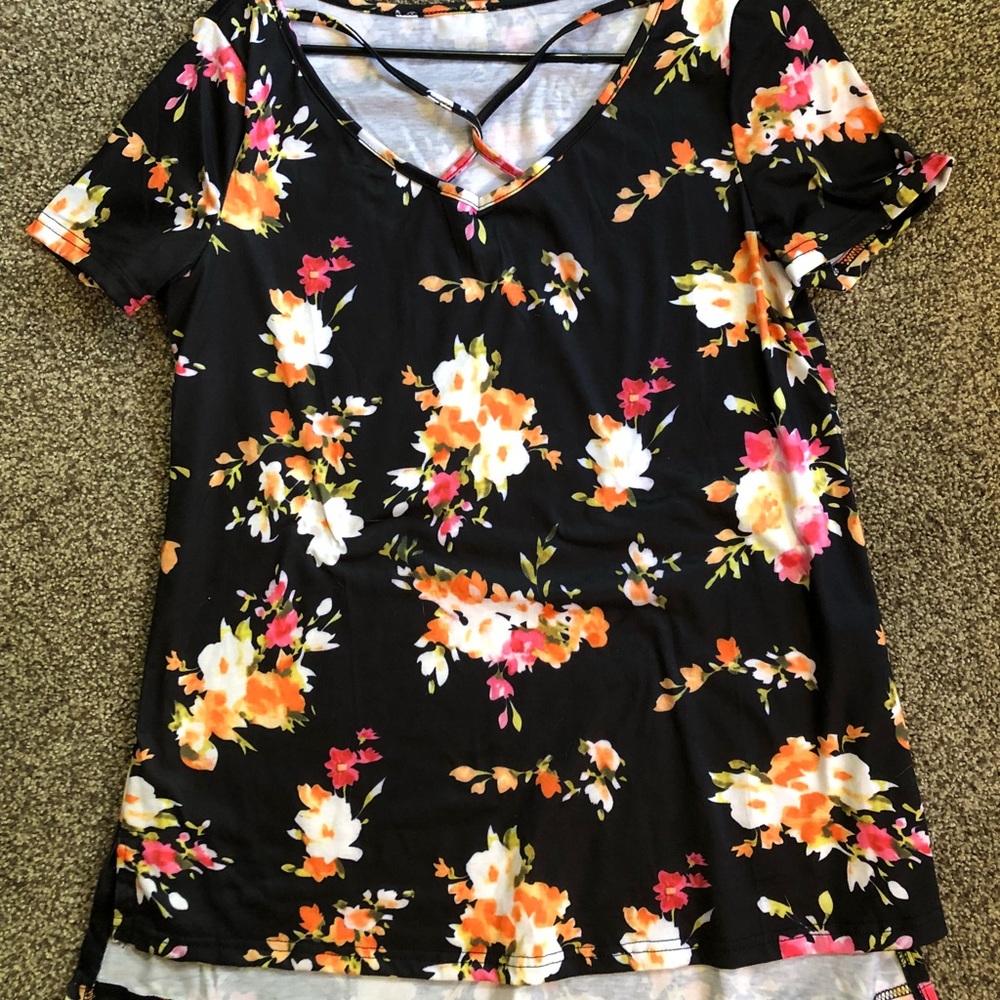 Black floral t, worn once. EXCELLENT condition